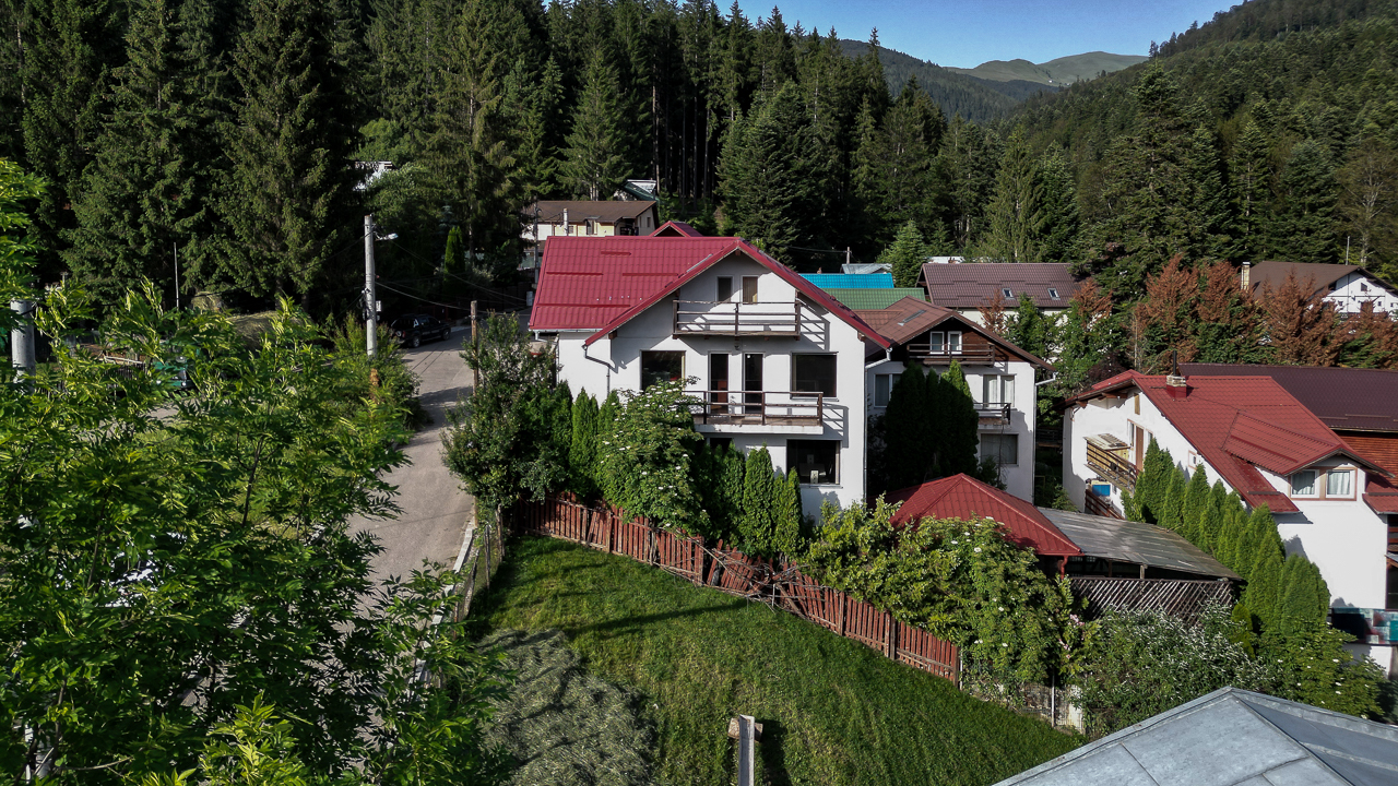 Vila in Busteni Poiana Tapului cu vedere panoramica catre Muntii Bucegi